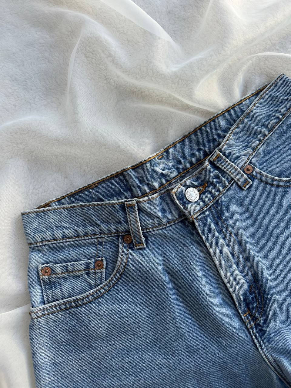LOW RISE SHORT LEVI'S (36)