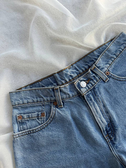 LOW RISE SHORT LEVI'S (36)